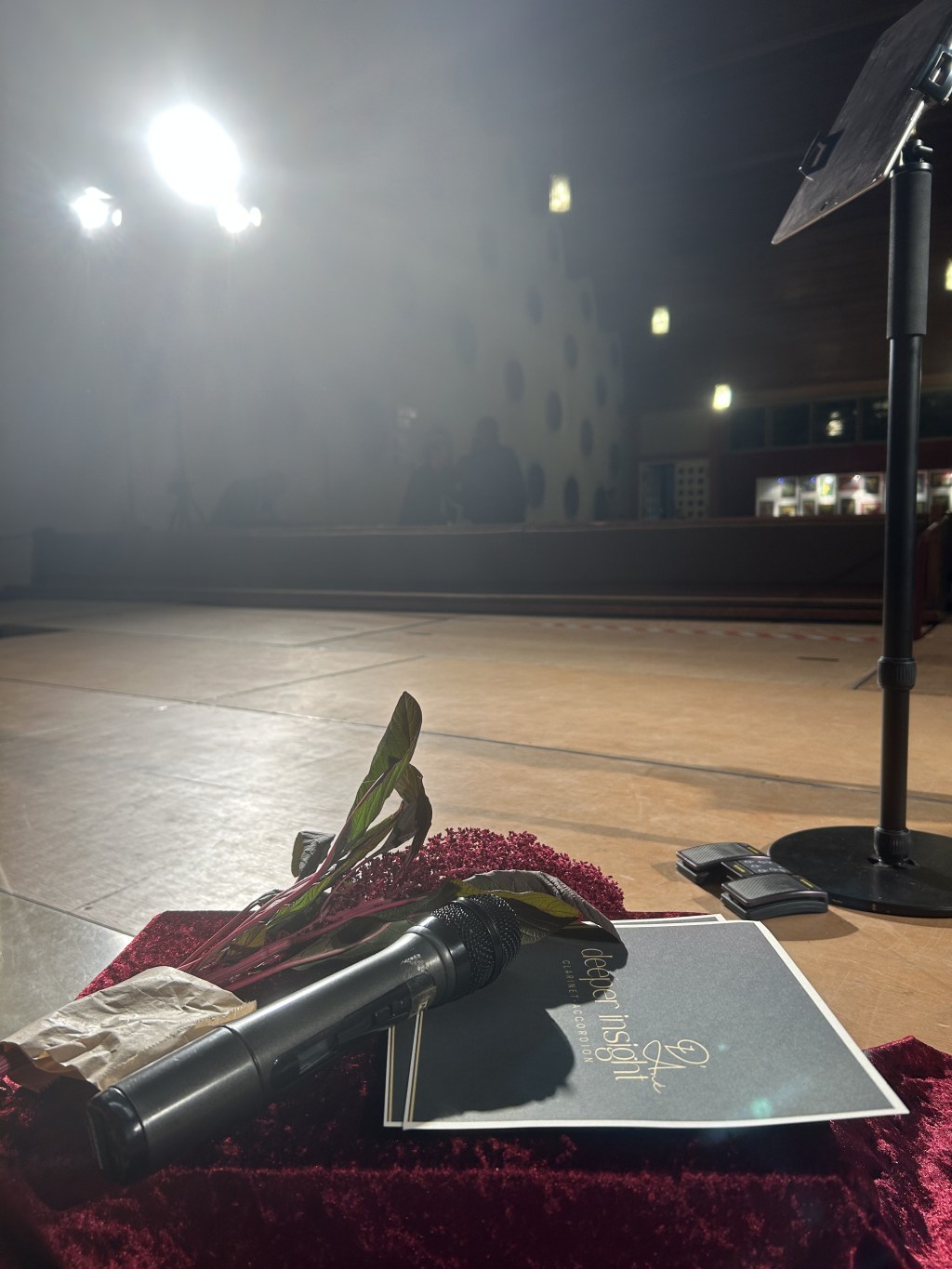 Blumen und Moderationskarten auf der Bühne nach dem Konzert